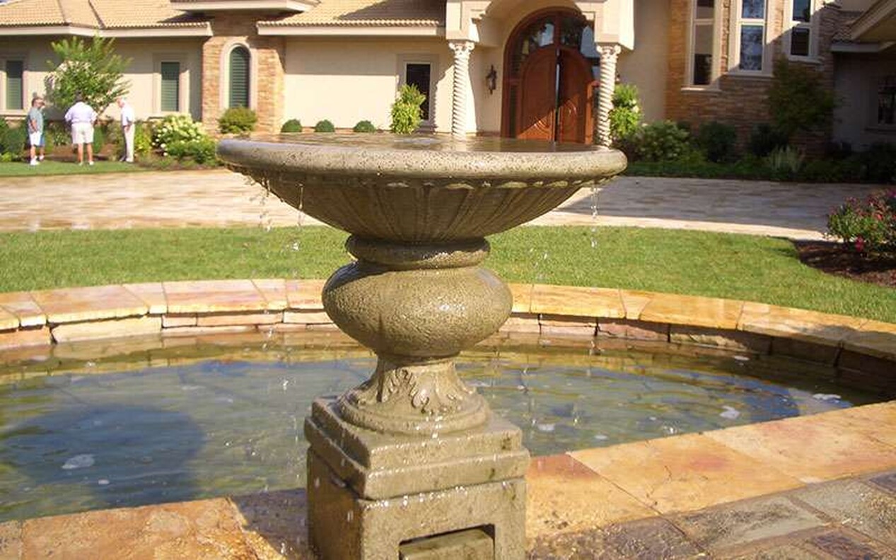 GARDEN FOUNTAINS AND LAWN ART